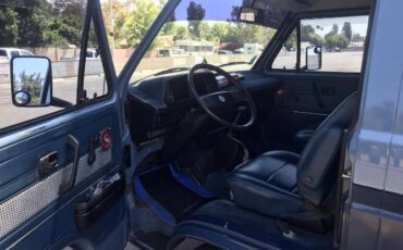 Volkswagen-Bus-1983-Blue-4