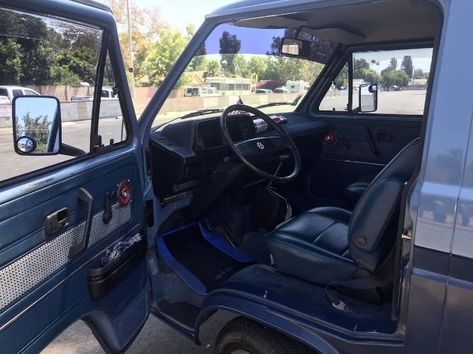 Volkswagen-Bus-1983-Blue-4