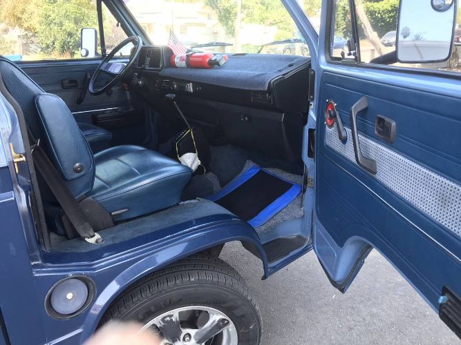 Volkswagen-Bus-1983-Blue