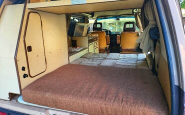 Volkswagen-Bus-1984-Brown-21