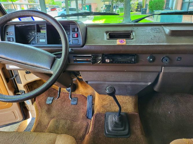 Volkswagen-Bus-1984-Brown-3