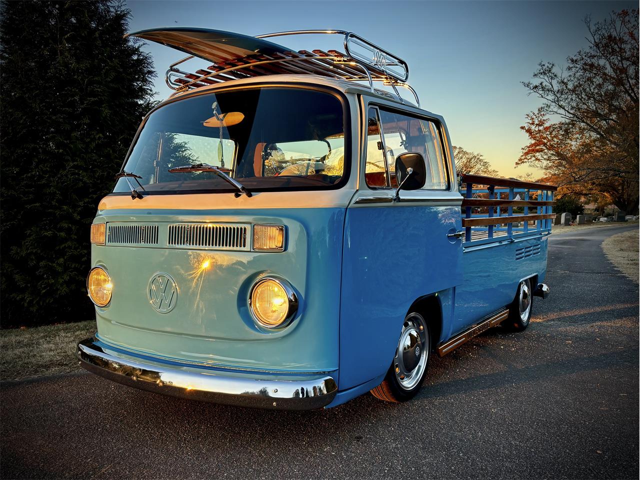 Volkswagen-Bus-1984-WHITEBLUE-Brown-1