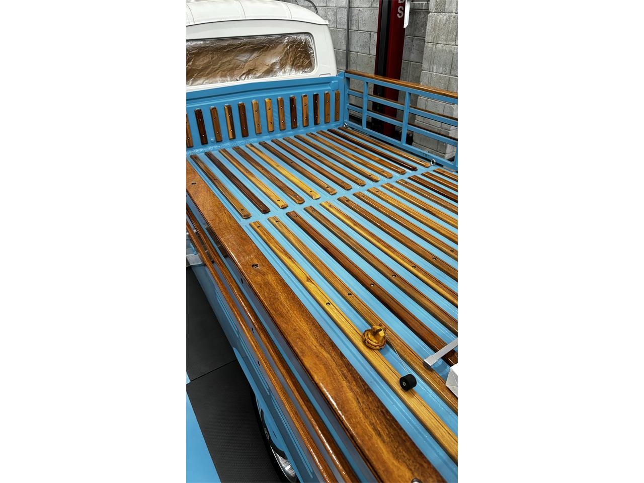 Volkswagen-Bus-1984-WHITEBLUE-Brown-15