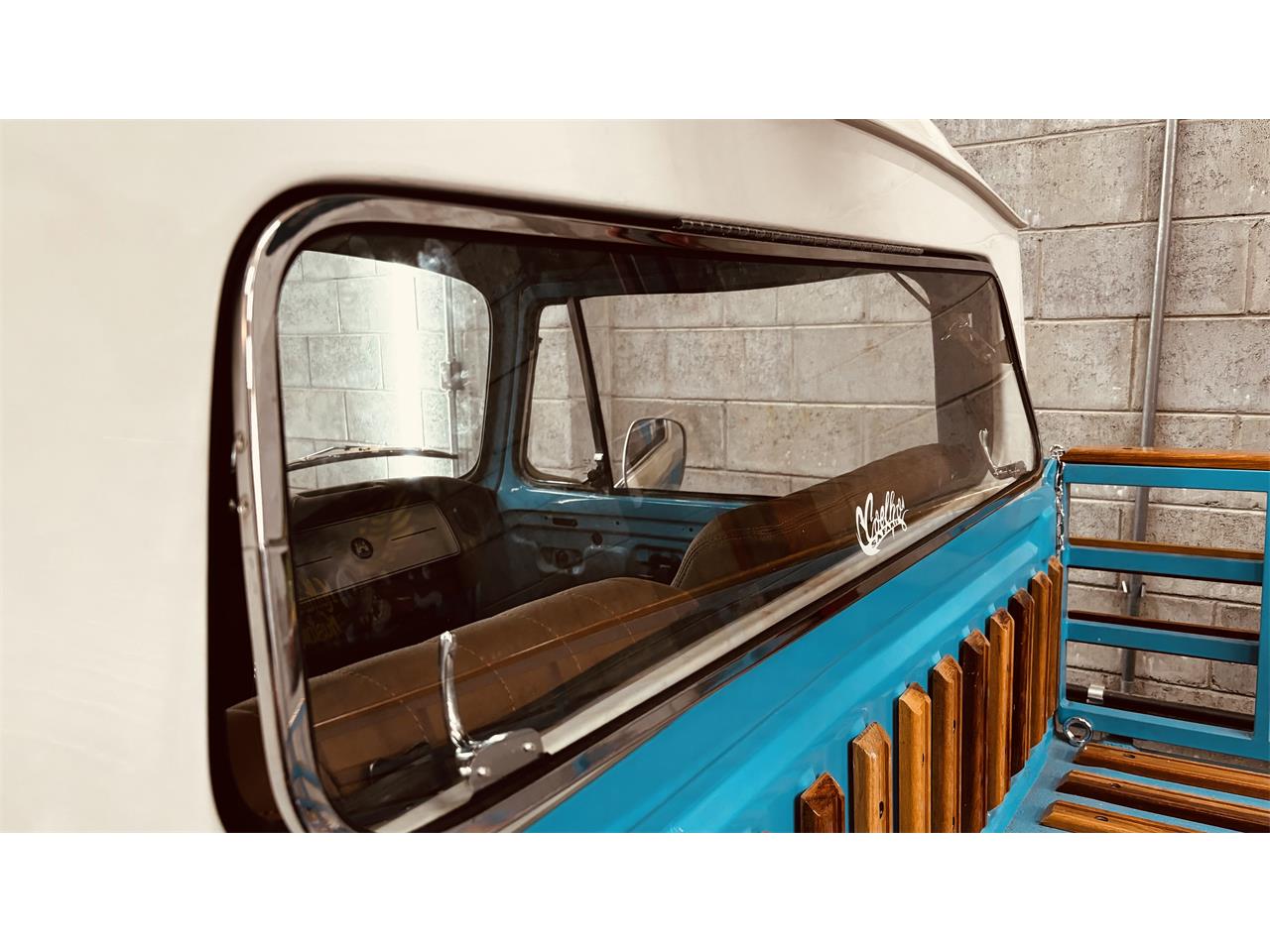 Volkswagen-Bus-1984-WHITEBLUE-Brown-27