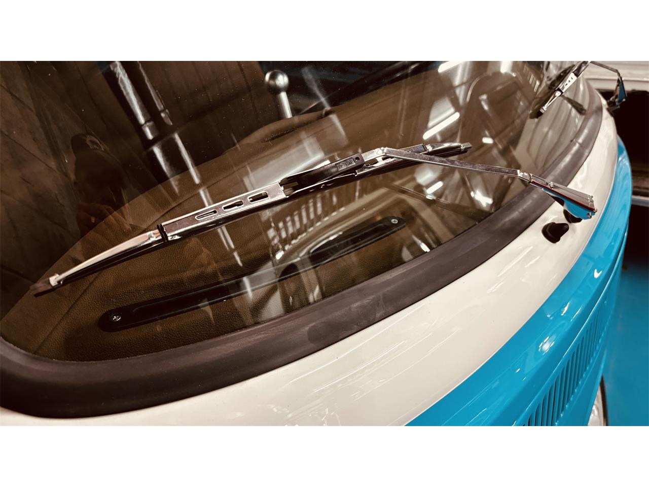 Volkswagen-Bus-1984-WHITEBLUE-Brown-28