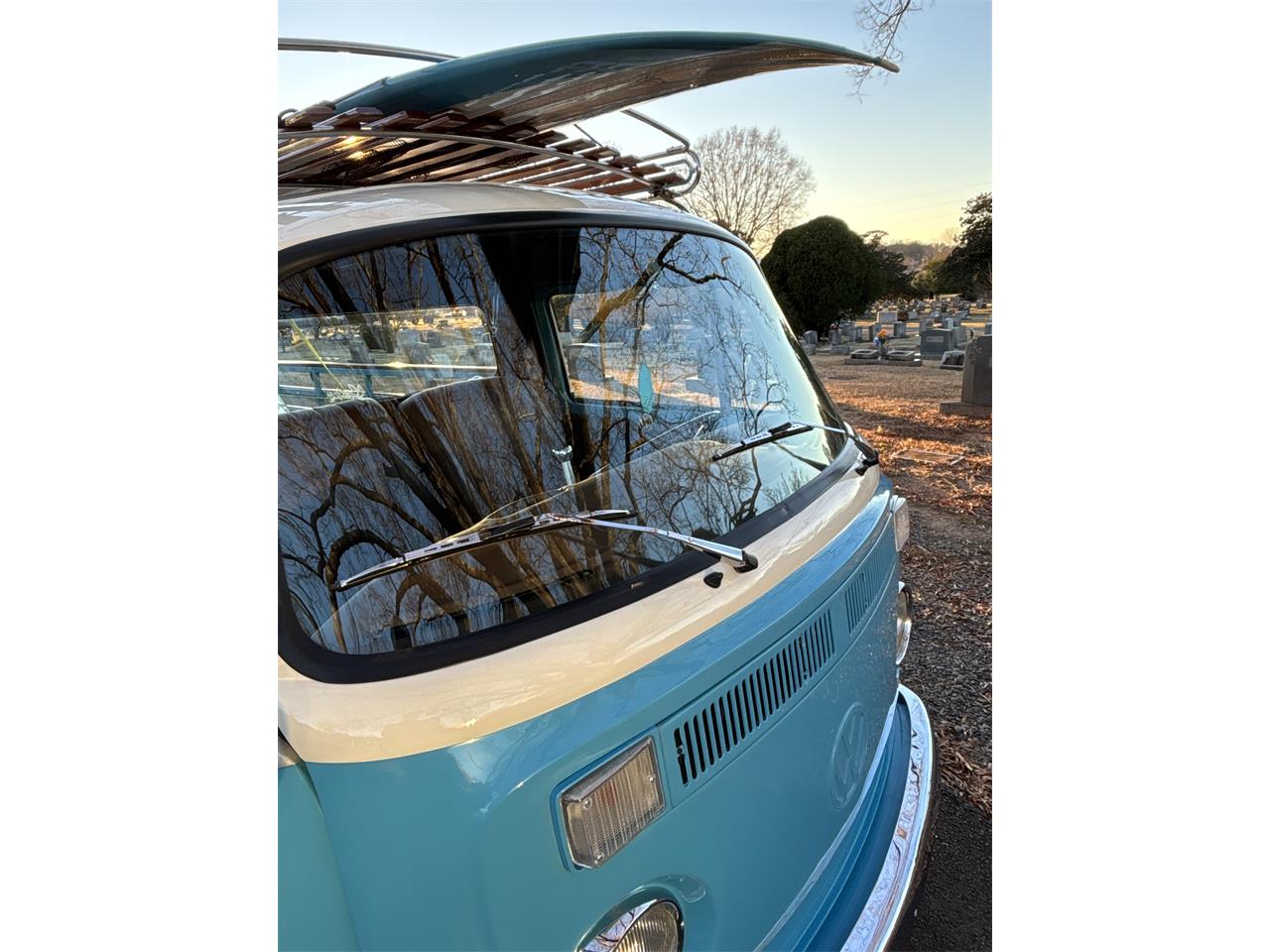 Volkswagen-Bus-1984-WHITEBLUE-Brown-3