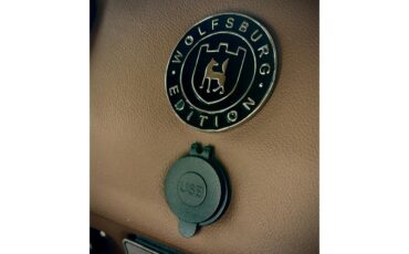 Volkswagen-Bus-1984-WHITEBLUE-Brown-34