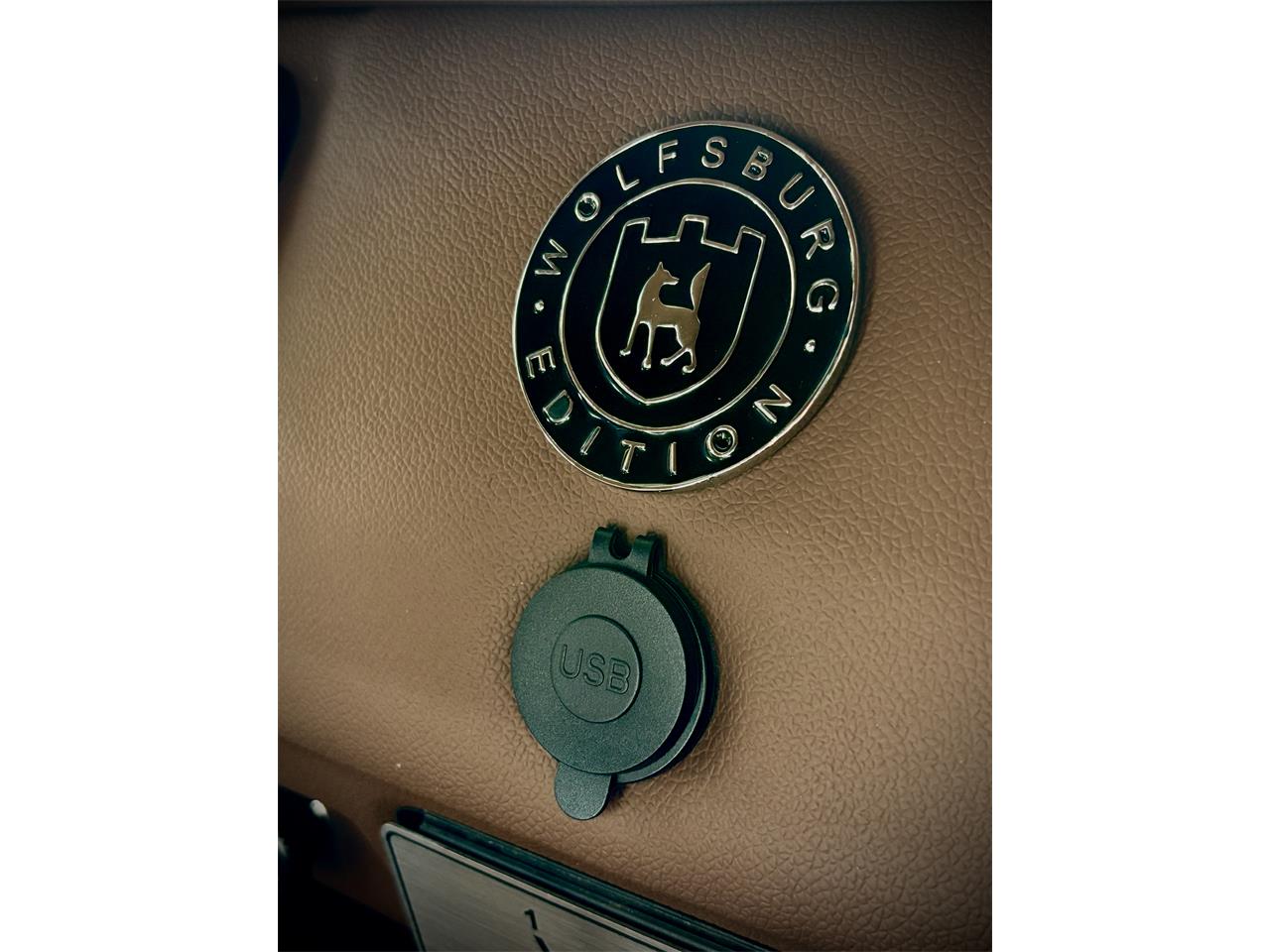 Volkswagen-Bus-1984-WHITEBLUE-Brown-34