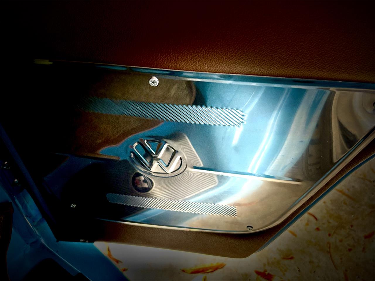 Volkswagen-Bus-1984-WHITEBLUE-Brown-37