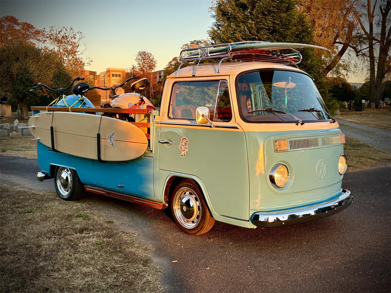 Volkswagen-Bus-1984-WHITEBLUE-Brown-4