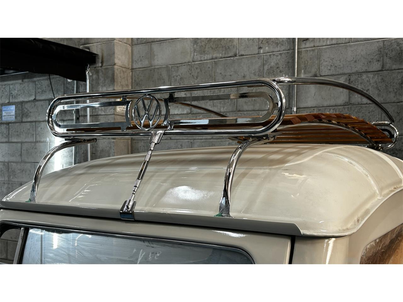 Volkswagen-Bus-1984-WHITEBLUE-Brown-45