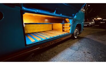 Volkswagen-Bus-1984-WHITEBLUE-Brown-52