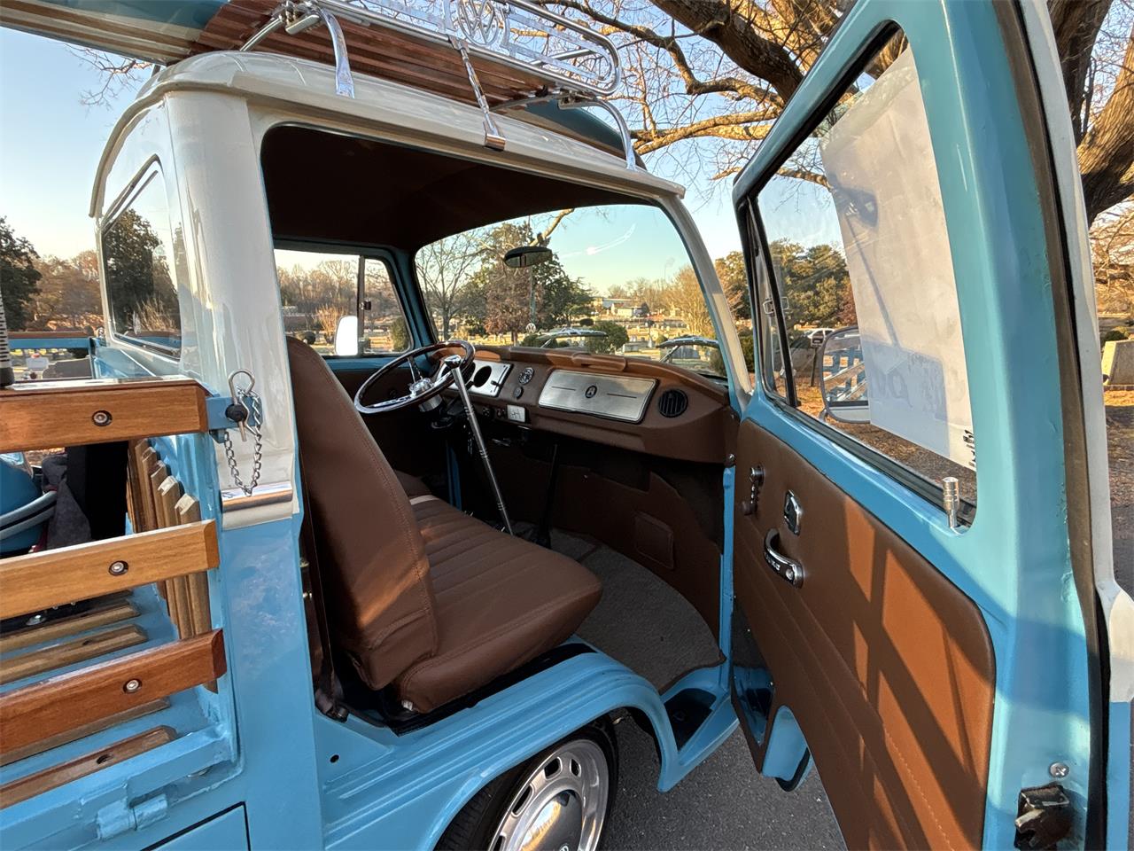 Volkswagen-Bus-1984-WHITEBLUE-Brown-54