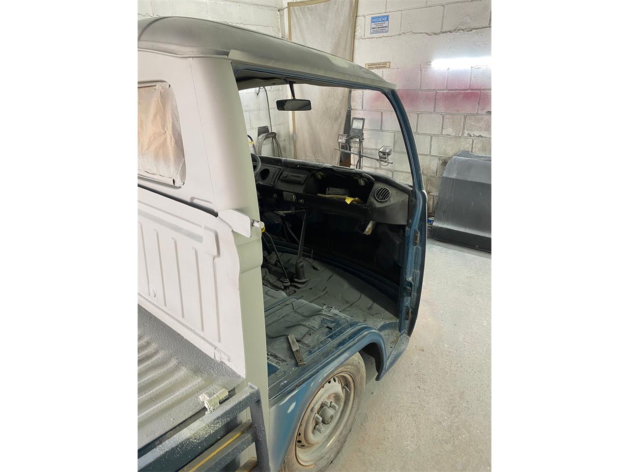 Volkswagen-Bus-1984-WHITEBLUE-Brown-9