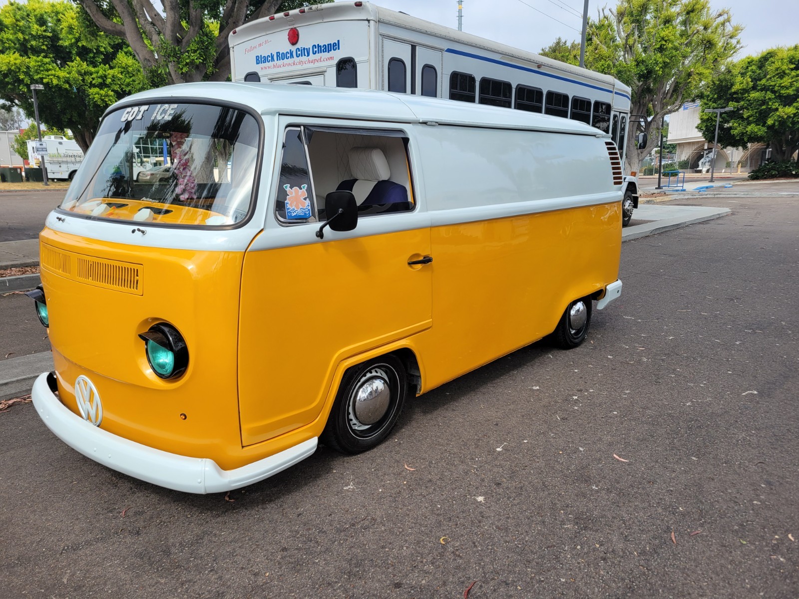 Volkswagen-BusVanagon-1900-17