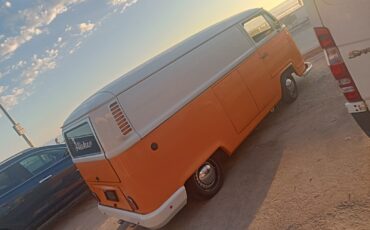 Volkswagen-BusVanagon-1900-2