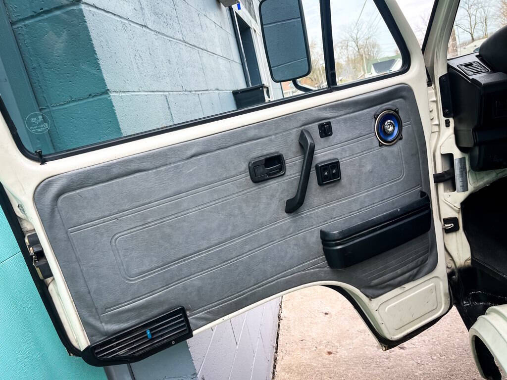 Volkswagen-BusVanagon-1990-Minivan-11