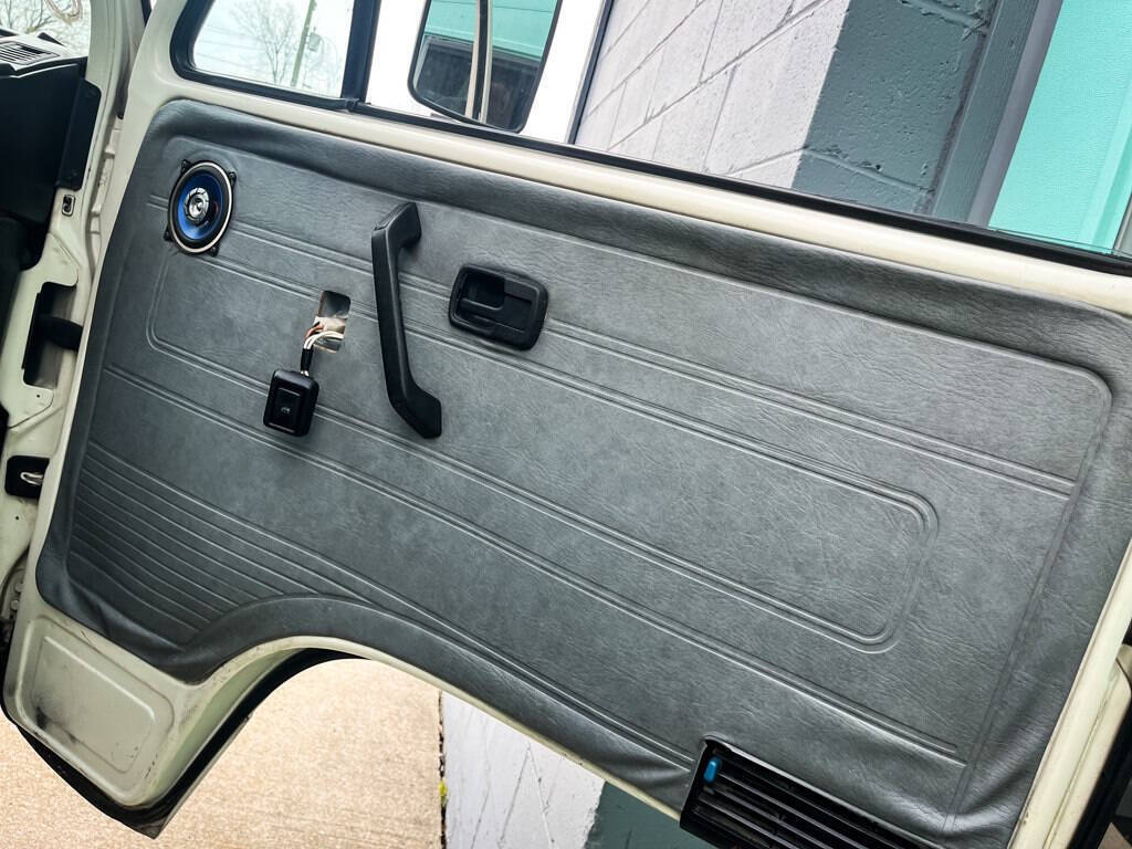 Volkswagen-BusVanagon-1990-Minivan-16