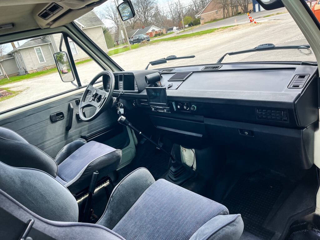 Volkswagen-BusVanagon-1990-Minivan-17