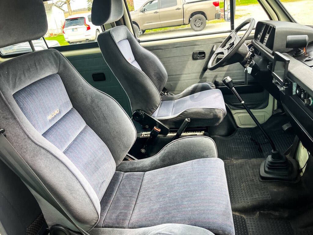 Volkswagen-BusVanagon-1990-Minivan-18
