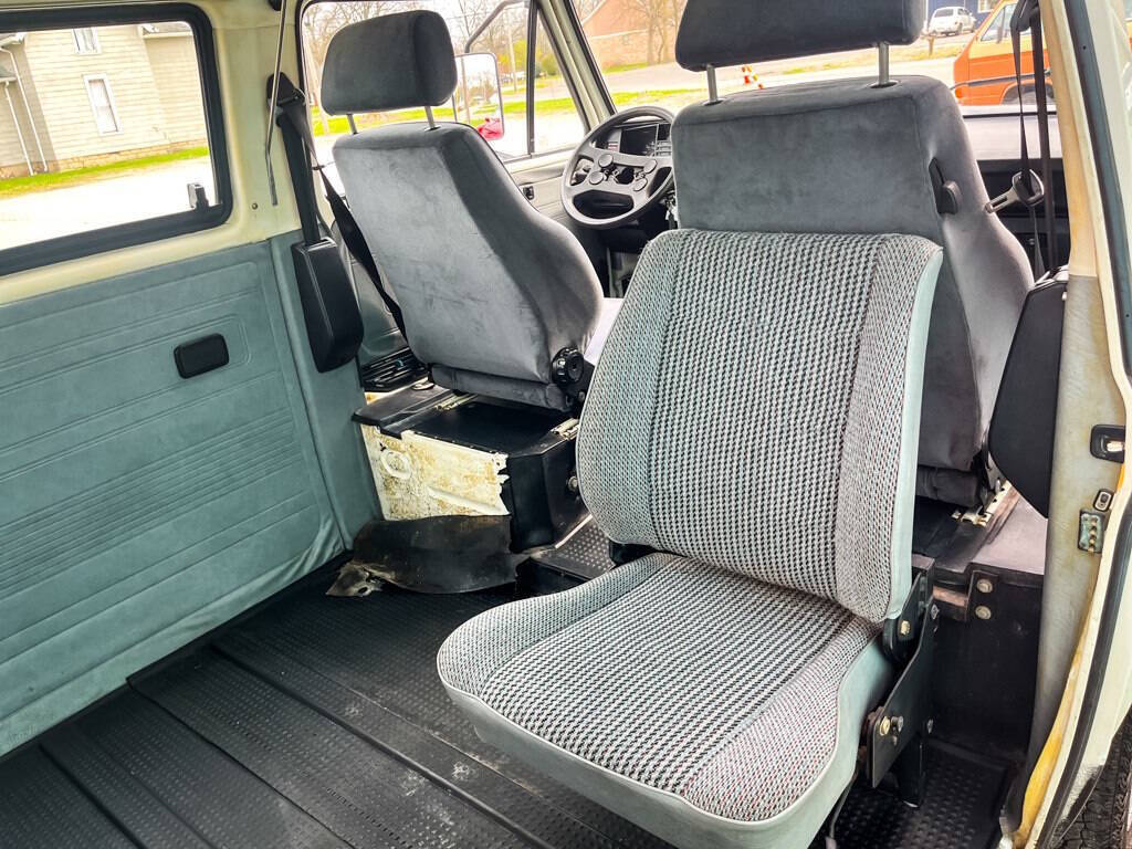 Volkswagen-BusVanagon-1990-Minivan-20