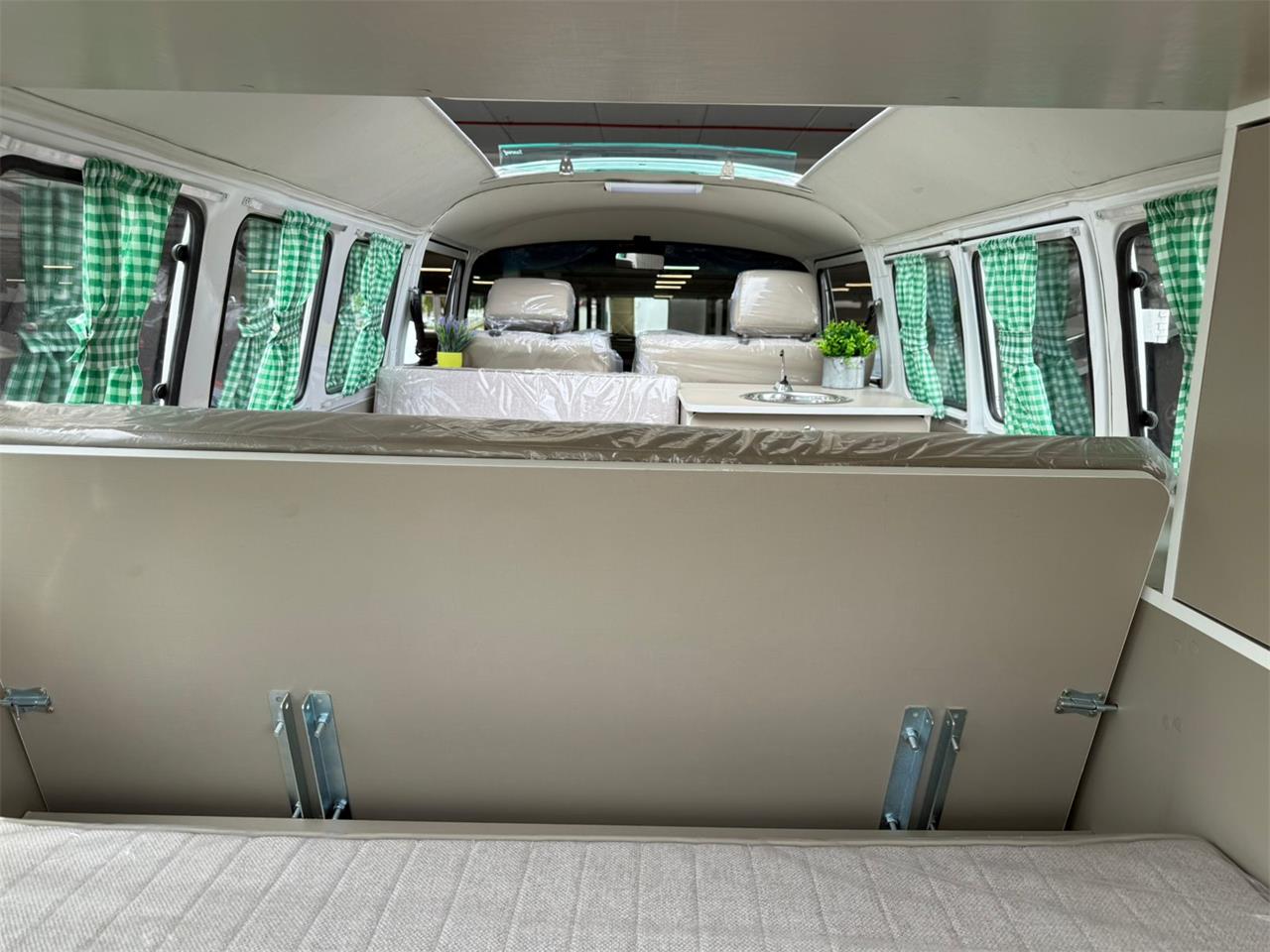Volkswagen-Camper-1993-GreenWhite-Brown-16
