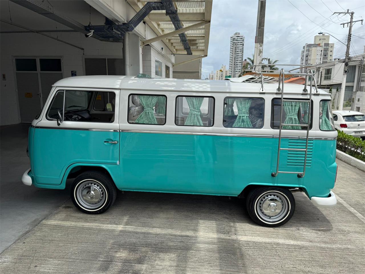Volkswagen-Camper-1993-GreenWhite-Brown-4