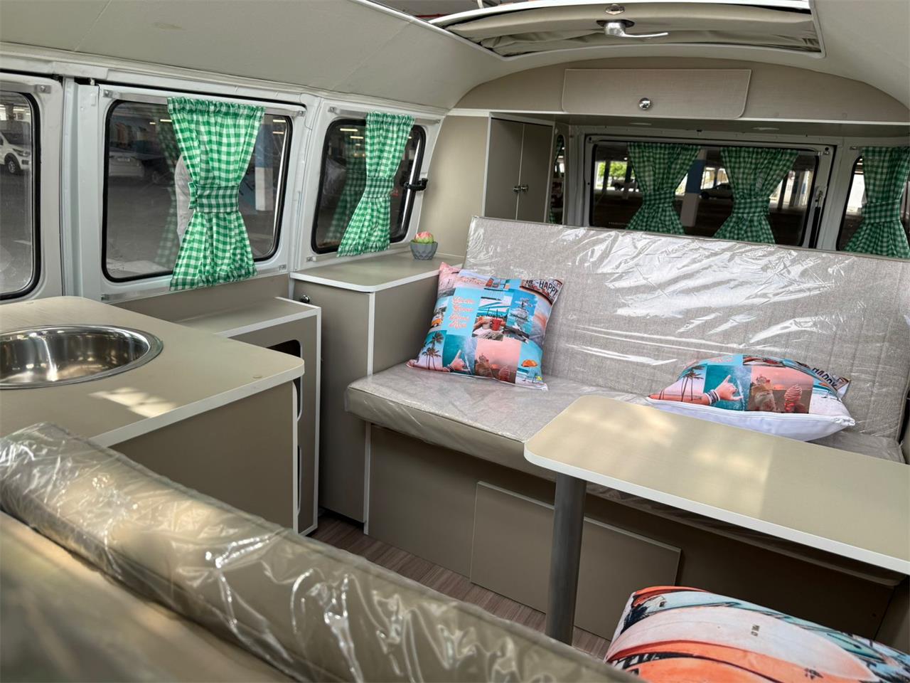 Volkswagen-Camper-1993-GreenWhite-Brown