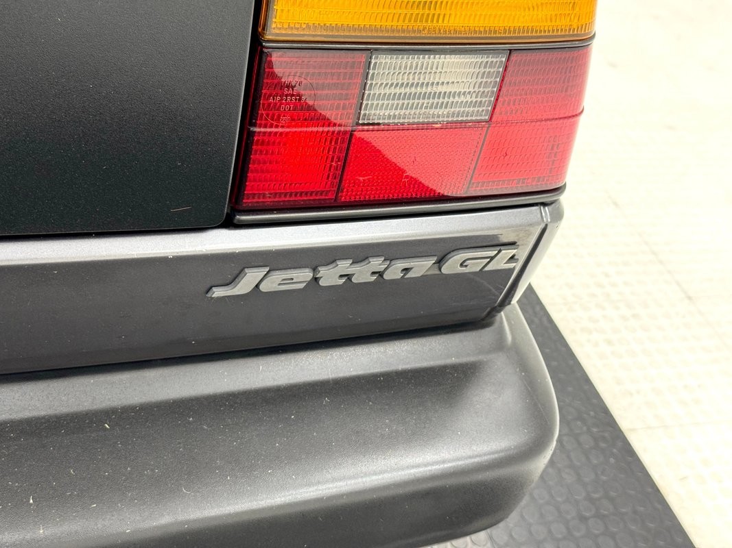 Volkswagen-Jetta-1991-Sedan-15
