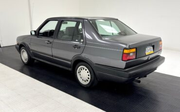 Volkswagen-Jetta-1991-Sedan-2