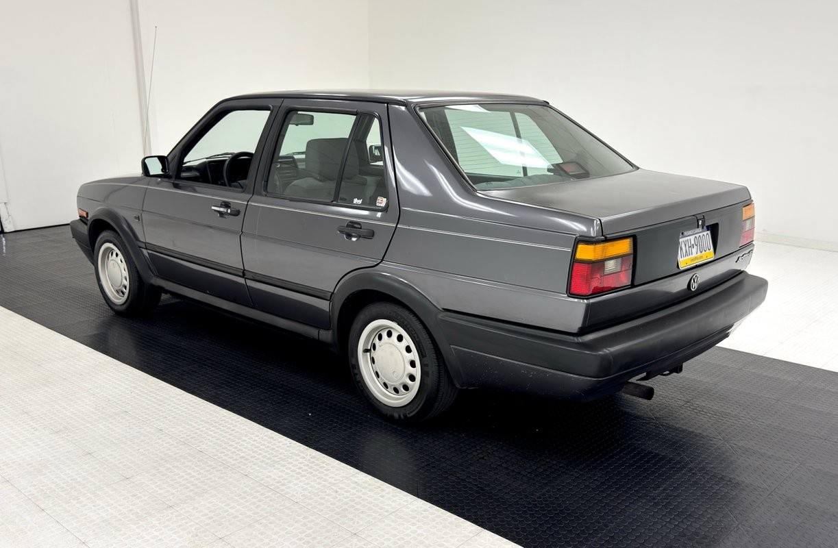 Volkswagen-Jetta-1991-Sedan-2