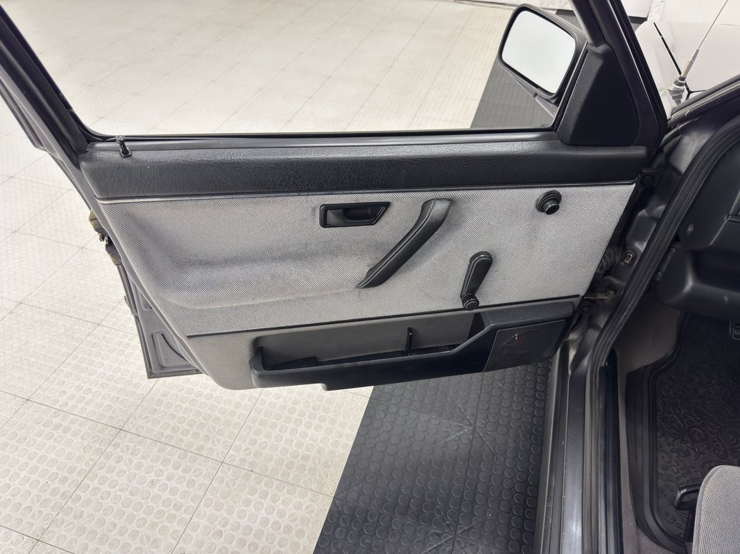Volkswagen-Jetta-1991-Sedan-29