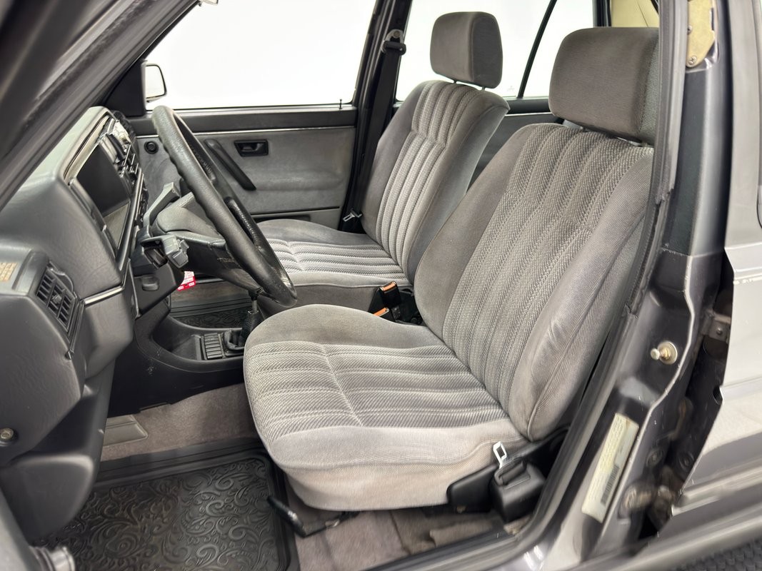 Volkswagen-Jetta-1991-Sedan-33