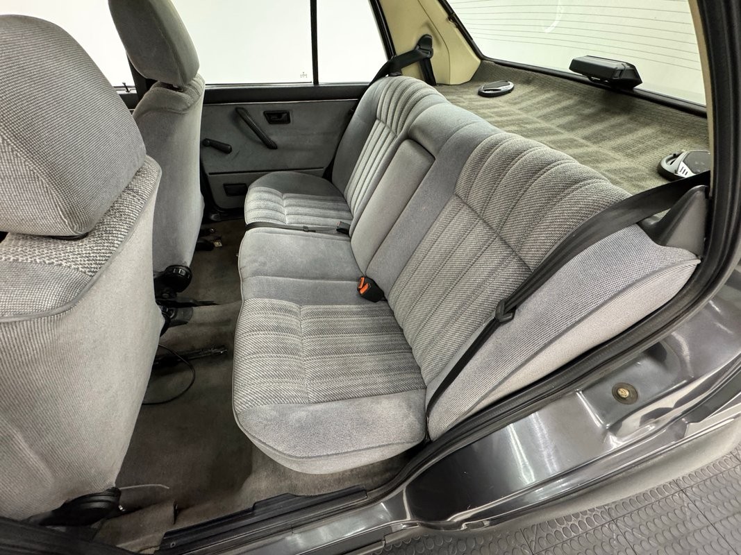 Volkswagen-Jetta-1991-Sedan-35