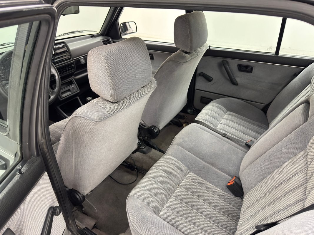Volkswagen-Jetta-1991-Sedan-36