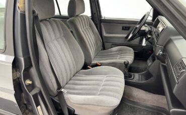 Volkswagen-Jetta-1991-Sedan-37