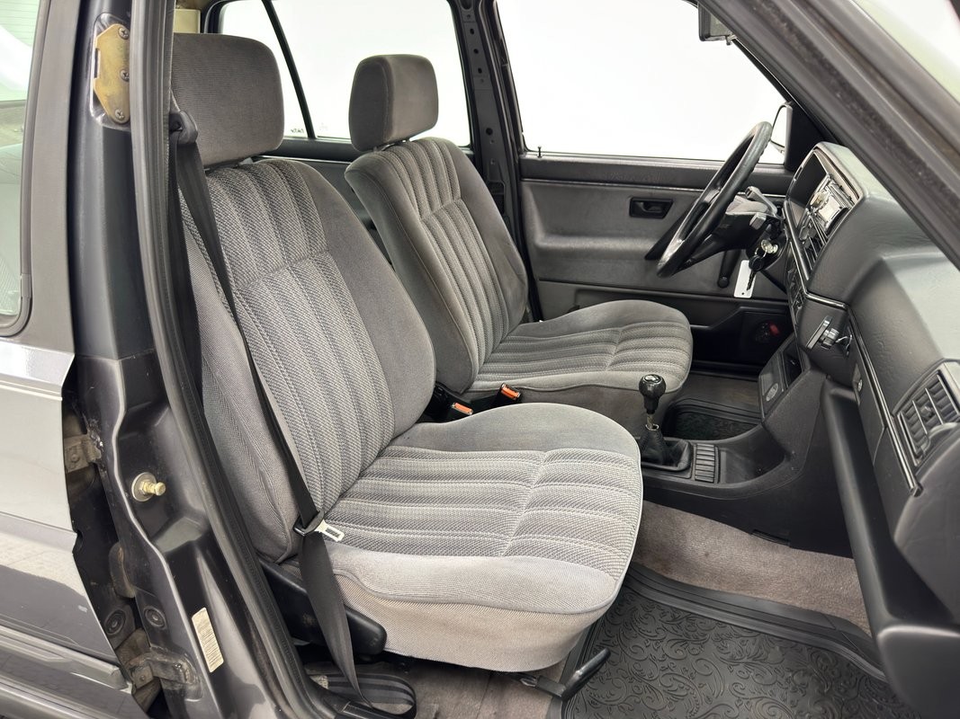 Volkswagen-Jetta-1991-Sedan-37