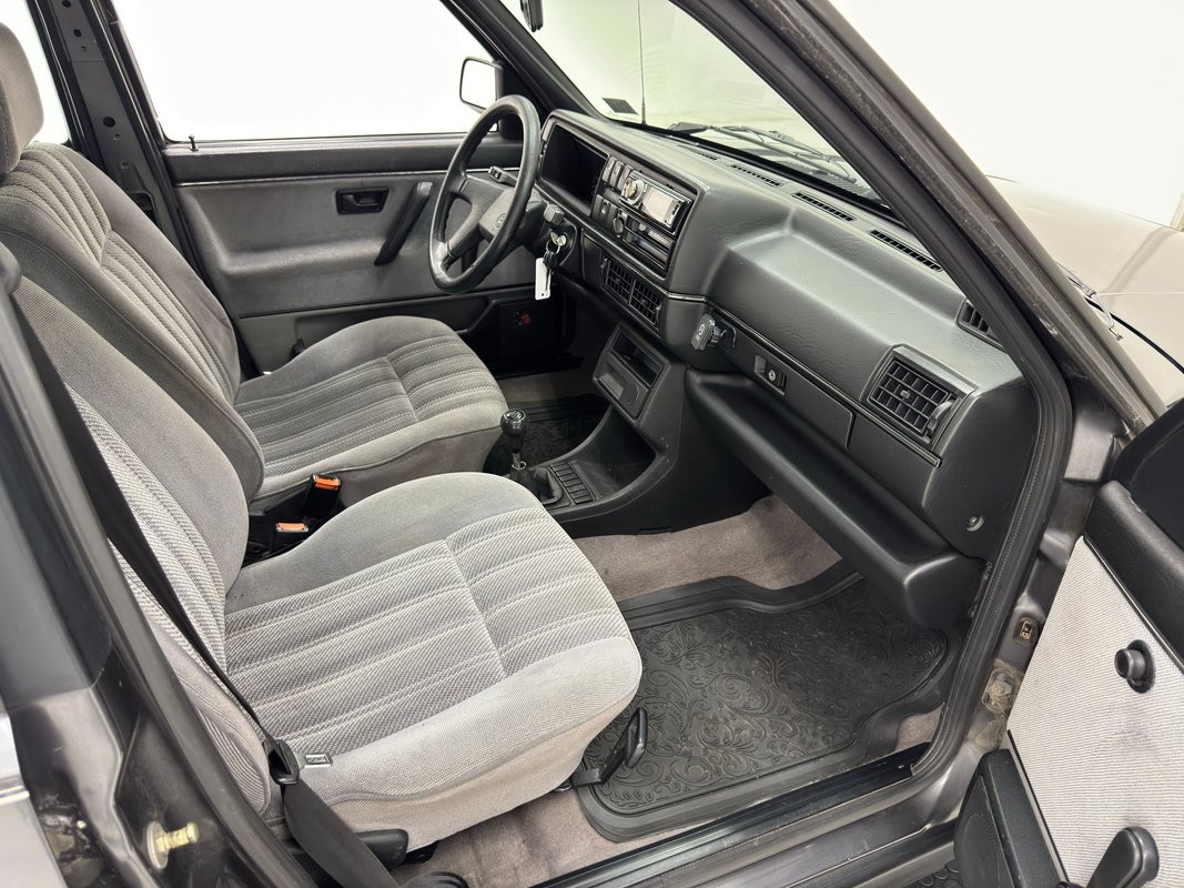 Volkswagen-Jetta-1991-Sedan-38
