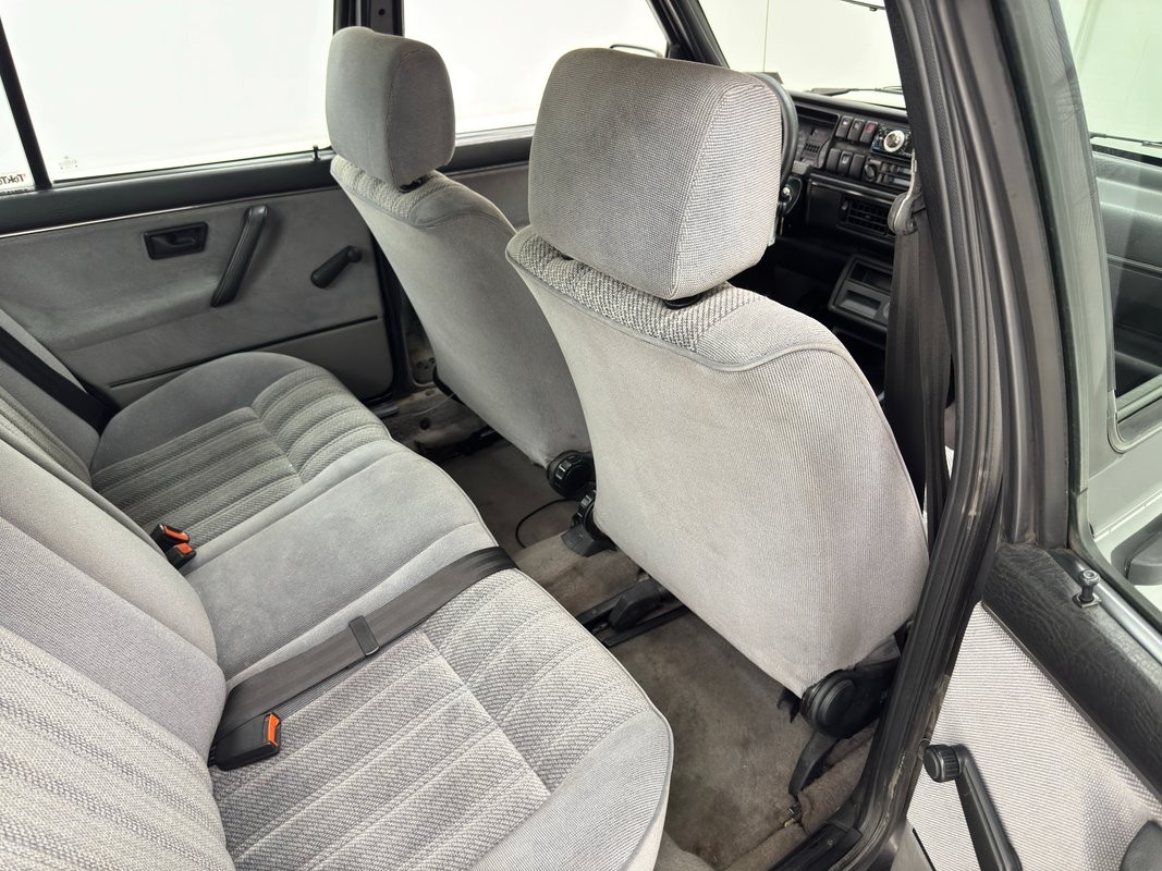 Volkswagen-Jetta-1991-Sedan-39