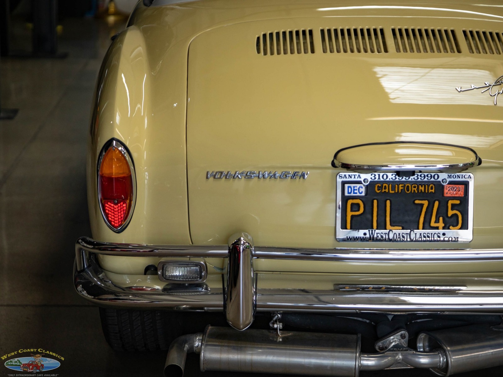Volkswagen-Karmann-Ghia-1964-2-Door-Coupe-17