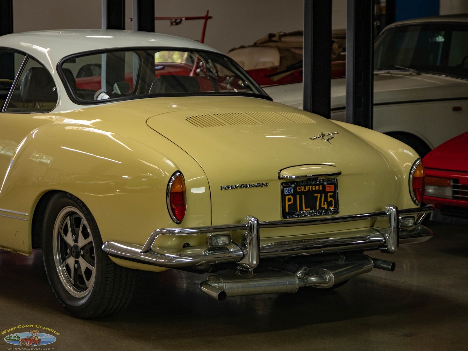 Volkswagen-Karmann-Ghia-1964-2-Door-Coupe-22