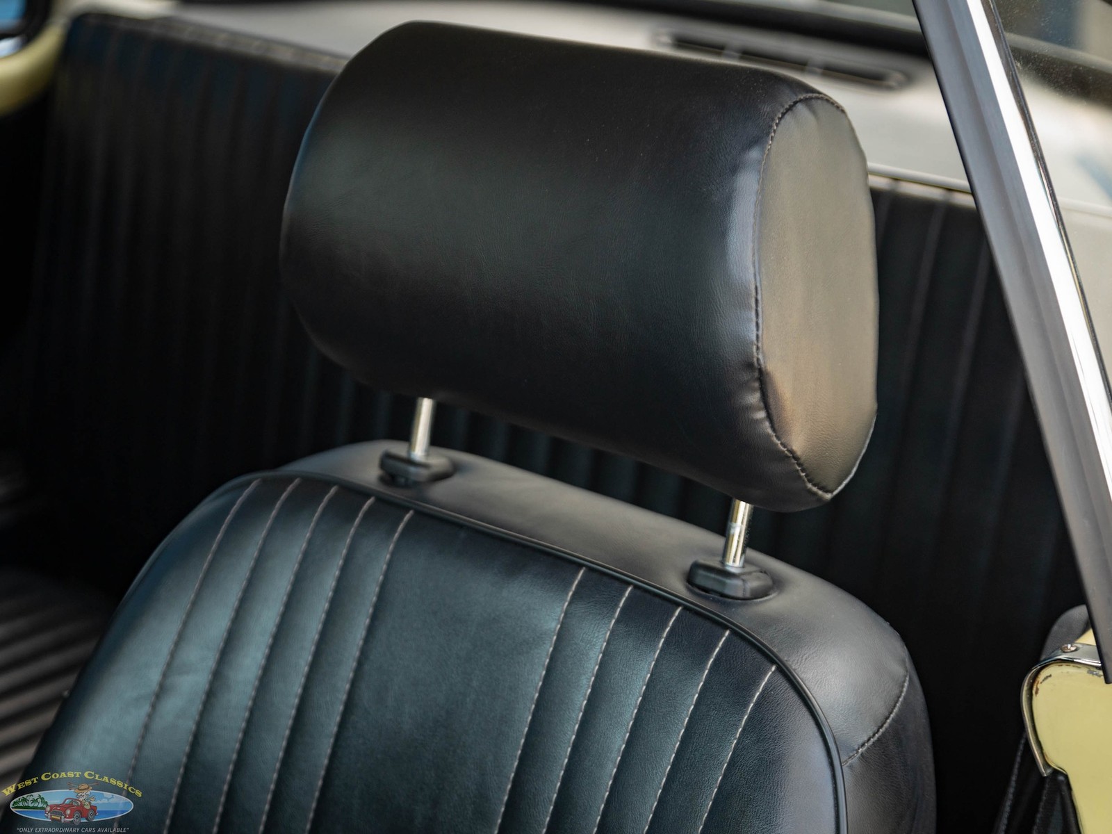 Volkswagen-Karmann-Ghia-1964-2-Door-Coupe-27