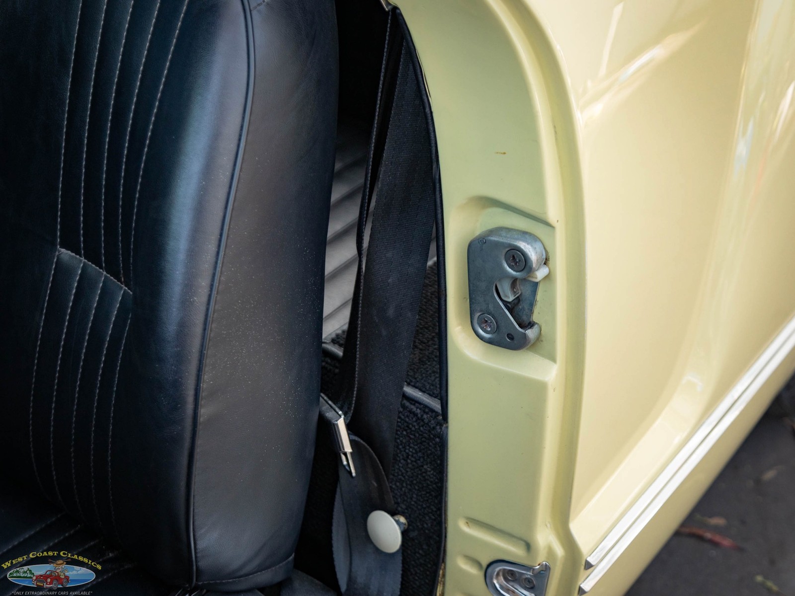 Volkswagen-Karmann-Ghia-1964-2-Door-Coupe-29