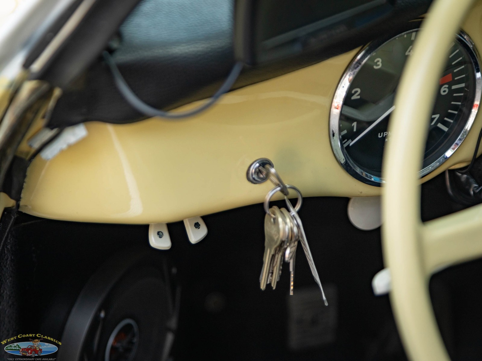Volkswagen-Karmann-Ghia-1964-2-Door-Coupe-34