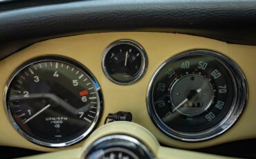 Volkswagen-Karmann-Ghia-1964-2-Door-Coupe-36