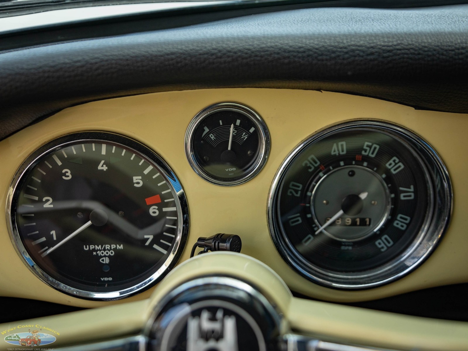 Volkswagen-Karmann-Ghia-1964-2-Door-Coupe-36