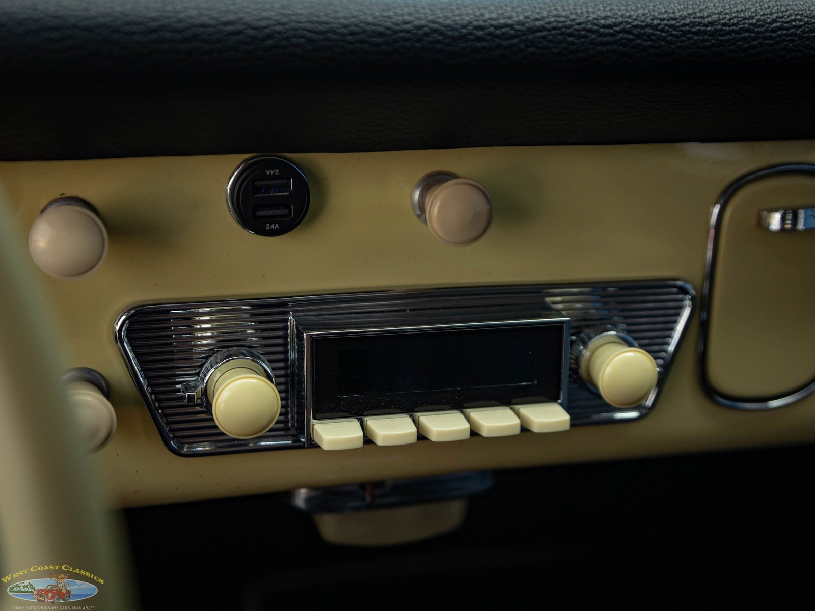 Volkswagen-Karmann-Ghia-1964-2-Door-Coupe-37