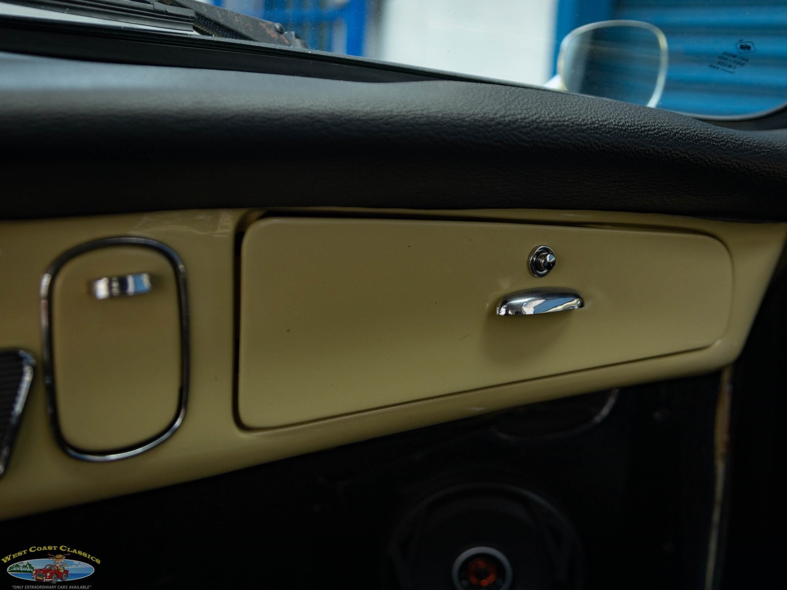 Volkswagen-Karmann-Ghia-1964-2-Door-Coupe-38