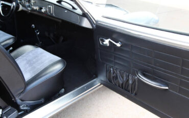 Volkswagen-Karmann-Ghia-1965-Coupe-11