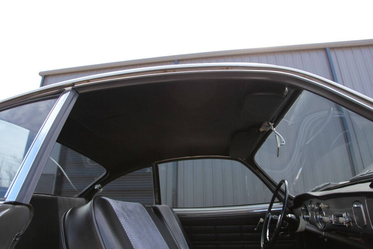 Volkswagen-Karmann-Ghia-1965-Coupe-14